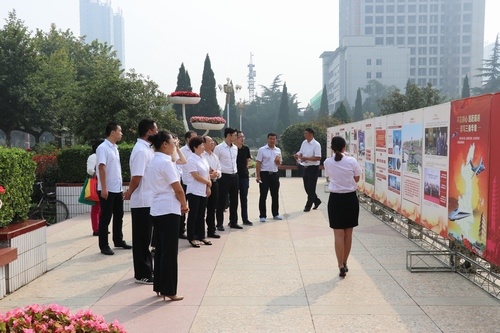 澄合分公司組織黨員干部參觀《砥礪奮進的五年——喜迎黨的十九大追趕超越在陜西》大型主題展覽
