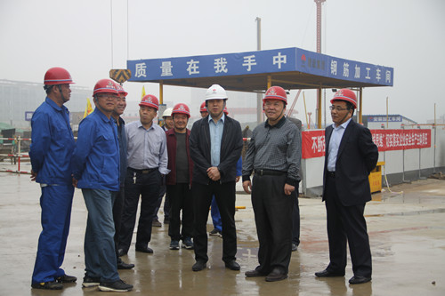陜煤集團(tuán)總經(jīng)理助理、建設(shè)集團(tuán)聯(lián)合黨委書(shū)記、董事長(zhǎng)寧興剛一行蒞臨天工公司陜煤研究院西安總部工地視察指導(dǎo)工作