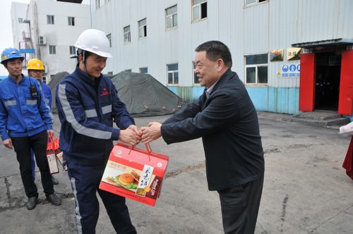 陜煤集團(tuán)總經(jīng)理助理、建設(shè)集團(tuán)聯(lián)合黨委書(shū)記、董事長(zhǎng)寧興剛一行節(jié)日期間深入洗選煤運(yùn)營(yíng)公司基層慰問(wèn)一線(xiàn)員工