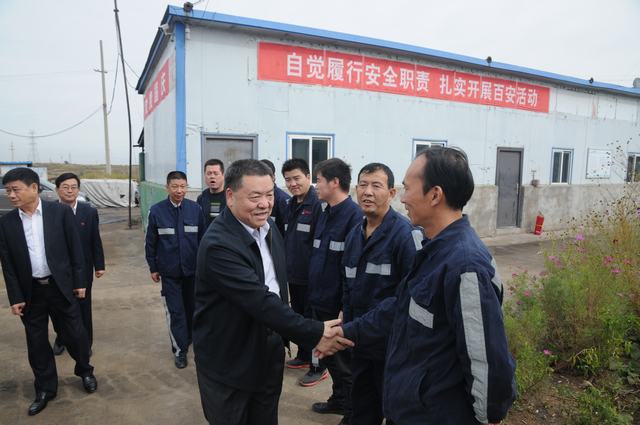 陜煤集團(tuán)總經(jīng)理助理、建設(shè)集團(tuán)聯(lián)合黨委書(shū)記、董事長(zhǎng)寧興剛一行深入掘進(jìn)公司紅柳林項(xiàng)目部走訪(fǎng)慰問(wèn)