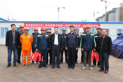 到一線，送祝福，鼓干勁