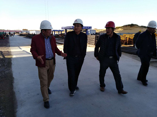 恒源集團公司黨委書記、監(jiān)事長王勝勇一行蒞臨天工公司小保當選煤廠末煤倉工地考察