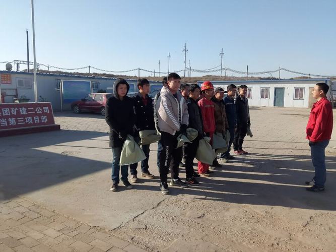 礦建二公司小保當(dāng)?shù)谌椖坎块_展撿垃圾環(huán)?；顒?></div>
                                <div   id=