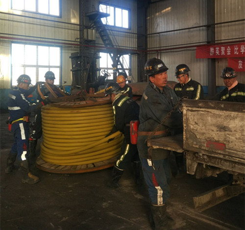 機(jī)電安裝公司檸條塔項目部電纜敷設(shè)進(jìn)行時