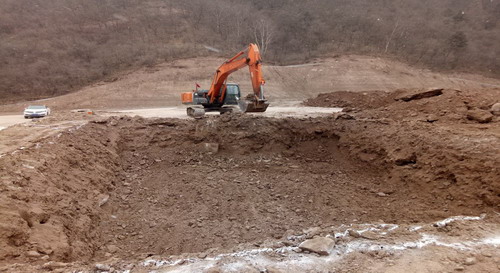 銅川分公司冶坪煤礦矸石倉、通風(fēng)機(jī)房配電室等工程順利開工