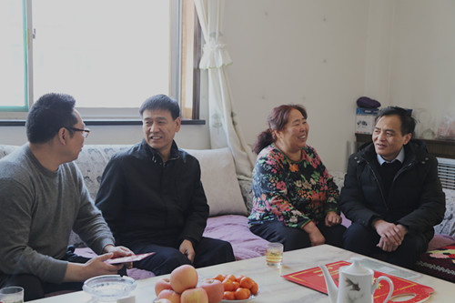 建設(shè)集團(tuán)聯(lián)合黨委副書記、紀(jì)委書記、工會主席侯本英走訪慰問機(jī)電安裝公司困難職工