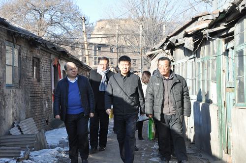 建設(shè)集團(tuán)聯(lián)合黨委副書記、紀(jì)委書記、工會主席侯本英 為韓城分公司困難職工送來春節(jié)祝福