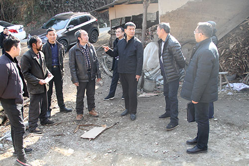 建設(shè)集團(tuán)聯(lián)合黨委副書(shū)記 紀(jì)委書(shū)記 工會(huì)主席侯本英前往大壩村慰問(wèn)貧困戶