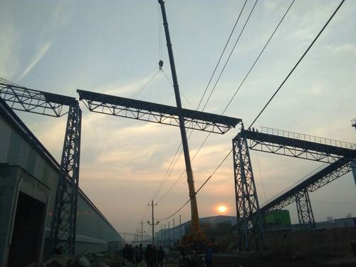銅煤公司承建的美鑫氧化鋁1#、2#倉(cāng)庫(kù)工程桁架成功實(shí)現(xiàn)合攏施工