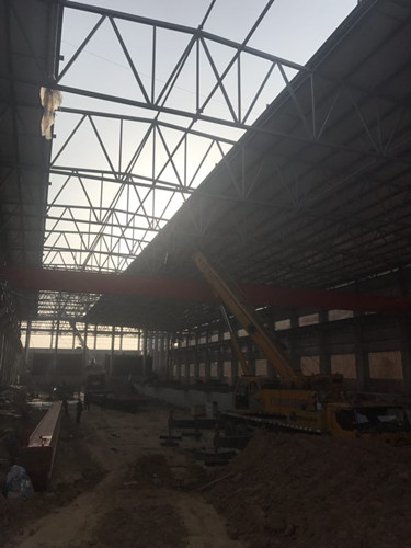 天工公司銅川項(xiàng)目部美鑫熔鑄車間33米跨天車一次性吊裝完成