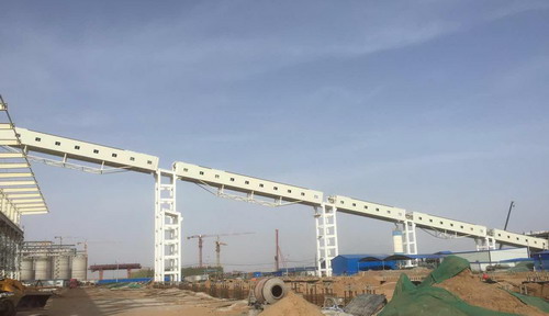 銅川分公司小保當(dāng)一號(hào)主斜井井口房至原煤倉(cāng)棧橋鋼桁架吊裝順利合攏