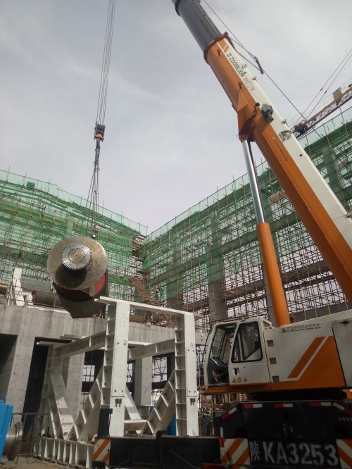 機(jī)電安裝公司承建的小保當(dāng)一號(hào)煤礦主斜井帶式輸送機(jī)配電、控制及機(jī)械設(shè)備安裝如火如荼