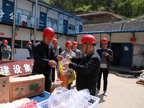 副總經(jīng)理王寧一行看望慰問(wèn)一線職工