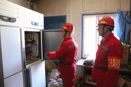 陜煤建設(shè)礦建二公司職工代表巡查安全拔出多根問題刺