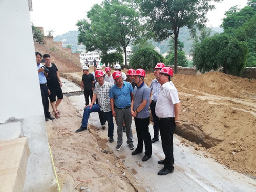 陜煤集團總經(jīng)理助理、榆林合力產(chǎn)業(yè)扶貧公司董事長范京道蒞臨陜煤建設(shè)天工公司清澗紅棗深加工項目視察指導工作