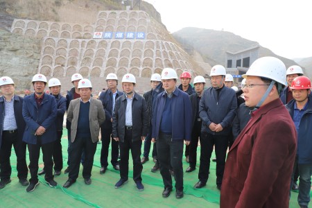 陜西水務(wù)集團(tuán)董事長王瑜來陜煤建設(shè)漢中分公司吳堡橫溝項(xiàng)目視察工作