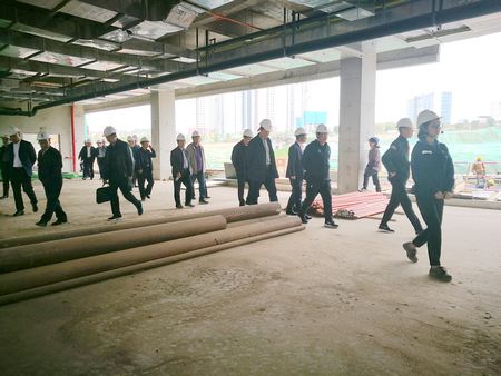 陜煤集團(tuán)思創(chuàng)學(xué)院觀摩團(tuán)走進(jìn)陜煤建設(shè)天工公司承建的陜煤技術(shù)研究院施工現(xiàn)場