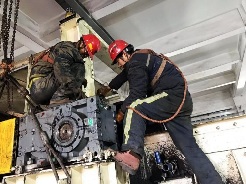 陜煤建設澄合分公司第二機電安裝隊激戰(zhàn)寒冬季更換小保當皮帶主軸