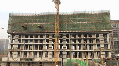 陜煤建設銅煤公司第十五項目部承建的藍山水岸11#樓順利封頂