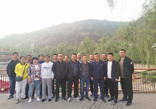 陜煤建設(shè)設(shè)備租賃中心開展迎“五一”登山活動