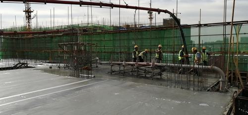 陜煤建設(shè)銅煤公司第十五項(xiàng)目部承建的藍(lán)山水岸南區(qū)12#樓順利封頂