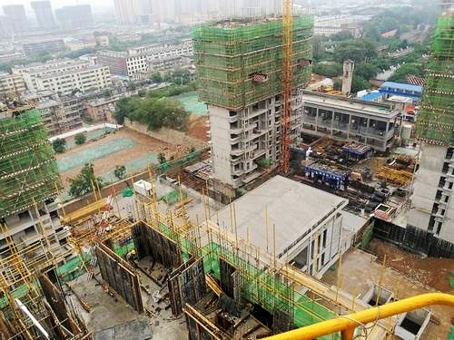 陜煤建設(shè)渭南分公司第五項(xiàng)目部承建的禮悅閣精品住宅小區(qū)1#2#主體順利封頂