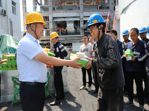陜煤建設(shè)洗選煤運(yùn)營(yíng)公司：開(kāi)展“夏日送清涼”活動(dòng)