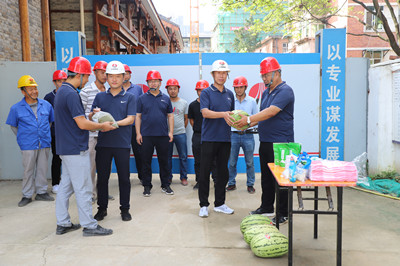 陜煤建設(shè)漢中分公司開(kāi)展夏日送清涼慰問(wèn)活動(dòng)