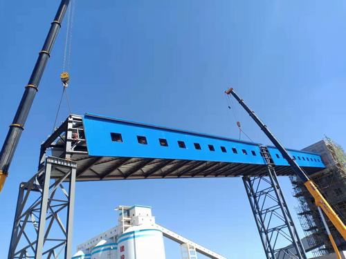 陜煤建設韓城分公司神木燕家塔項目產(chǎn)品倉至1號轉(zhuǎn)載點棧橋順利吊裝完成
