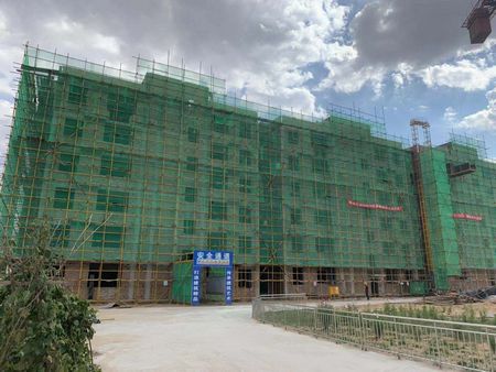 陜煤建設(shè)天工公司土建十七部承建的小保當(dāng)管理及技術(shù)人員1#、2#公寓樓順利封頂