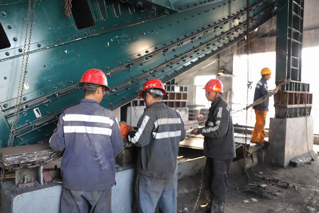 陜煤建設(shè)洗選煤運(yùn)營公司紅柳運(yùn)營項目部順利完成弛張篩更換及調(diào)試工作