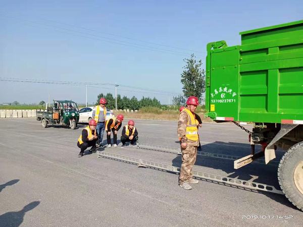 陜西公路局檢查組深入G242大荔過境段公路項(xiàng)目檢查指導(dǎo)工作