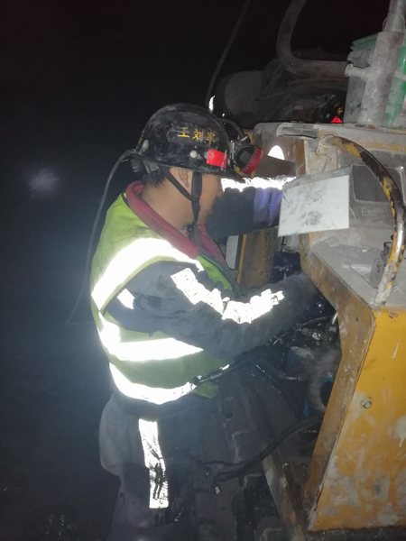 陜煤建設(shè)掘進(jìn)公司：綜掘檢修工中的“救場(chǎng)硬漢”