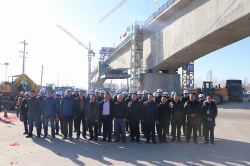 陜煤建設(shè)路橋分公司靖神鐵路高家伙場特大橋首聯(lián)連續(xù)梁成功合攏