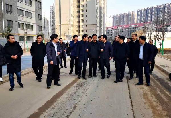 銅川礦業(yè)公司黨委書記、執(zhí)行董事劉水利一行蒞臨銅煤1#、2#住宅小區(qū)現(xiàn)場調(diào)研指導(dǎo)工作