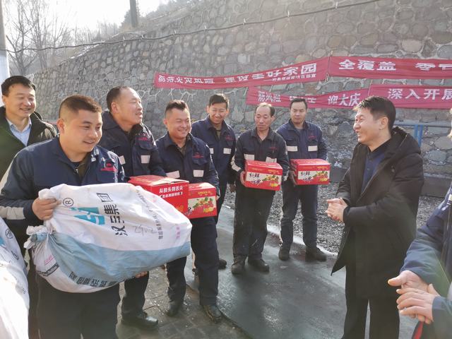 陜煤建設(shè)洗選煤運(yùn)營(yíng)公司春節(jié)期間慰問一線職工