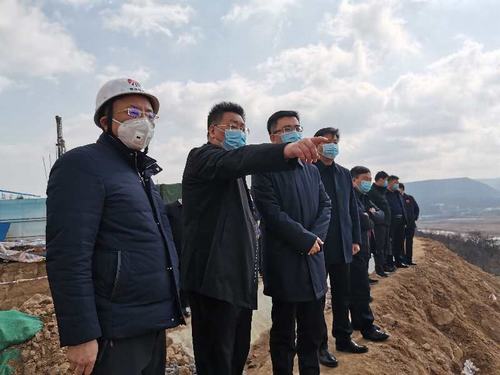 彬州市委書記鐘偉、副市長馮永勝蒞臨銀西高鐵彬州東站前廣場項目現(xiàn)場檢查推進復工工作