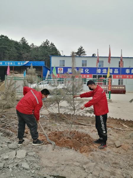 陜煤建設(shè)礦建二公司建莊項目部開展“植樹抗疫、青年先行”植樹活動