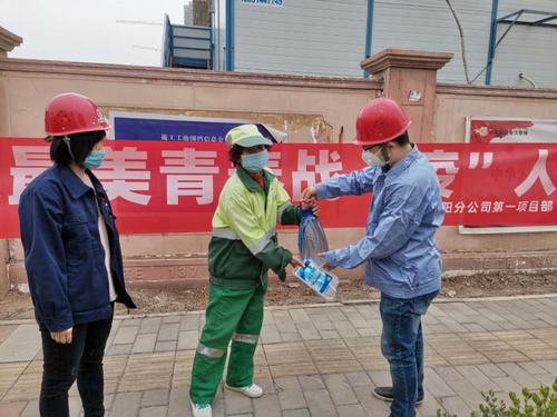 學(xué)雷鋒、展風(fēng)采，爭(zhēng)做最美青年“戰(zhàn)疫人”