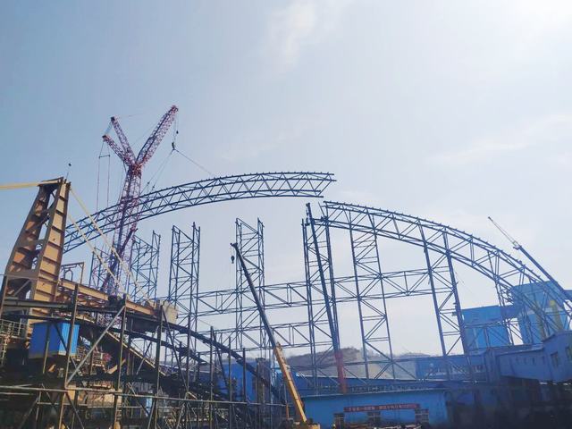 陜煤建設(shè)洗選煤運(yùn)營(yíng)公司：清水川儲(chǔ)煤場(chǎng)封閉工程第一榀28軸A、B段管桁架吊裝完成