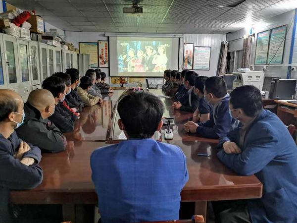 陜煤建設(shè)礦建二公司組織觀看“中國夢·勞動美”5·1特別節(jié)目