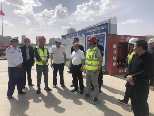 靖邊縣縣委常委、常務(wù)副縣長孟春偉一行蒞臨陜煤建設(shè)銅煤公司承建的金地華府項目檢查指導(dǎo)工作