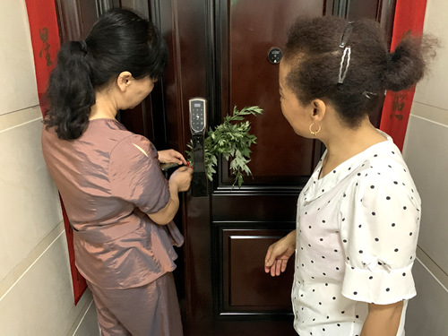 陜煤建設(shè)公司：龍灣水境小區(qū)物業(yè)開展“送艾草、迎端午”活動(dòng)