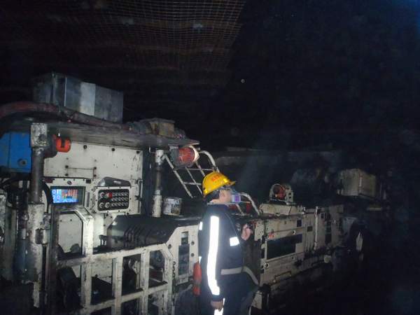 陜煤建設(shè)掘進(jìn)公司：14部系統(tǒng)！8000米運(yùn)距！鐵軍再次攻堅(jiān)克難