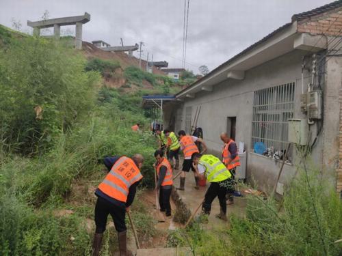 青年突擊勇?lián)?dāng)，助民防洪顯形象