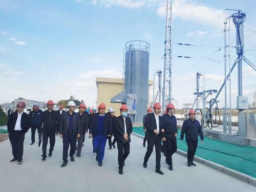 陜西省國資委宣傳處及各媒體采訪團深入靖神鐵路孟家灣機輛中心建設(shè)項目施工現(xiàn)場