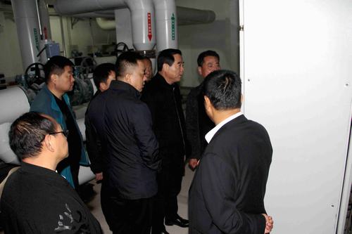 銅川礦業(yè)公司副總經(jīng)理郭全營一行深入銅煤1#、2#小區(qū)現(xiàn)場檢查指導供暖準備工作