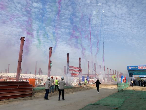 陜煤建設渭南分公司南京金龍建設項目車身沖焊聯(lián)合廠房焊接球網架順利頂升