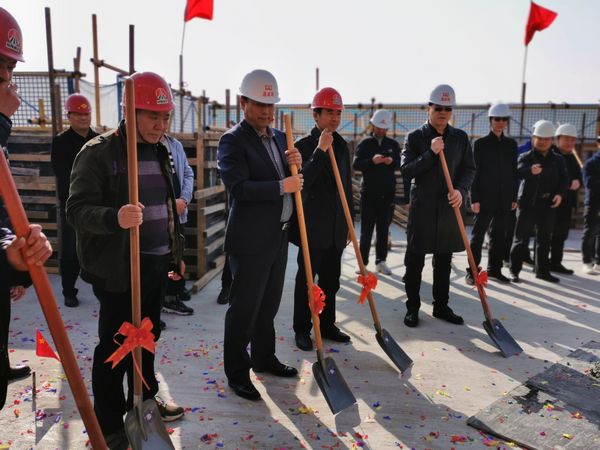 陜煤建設(shè)天工公司承建的富秦馨苑5#樓主體結(jié)構(gòu)順利封頂