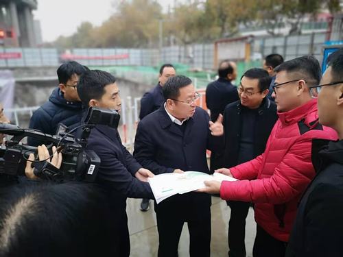 咸陽市副市長王靖深入住建局南廣場地下停車場調(diào)研、視察工作